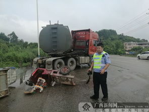 雨天路滑隱患重重 油罐車失控碰撞三輪車致其散架 水泥車險(xiǎn)卷入事故